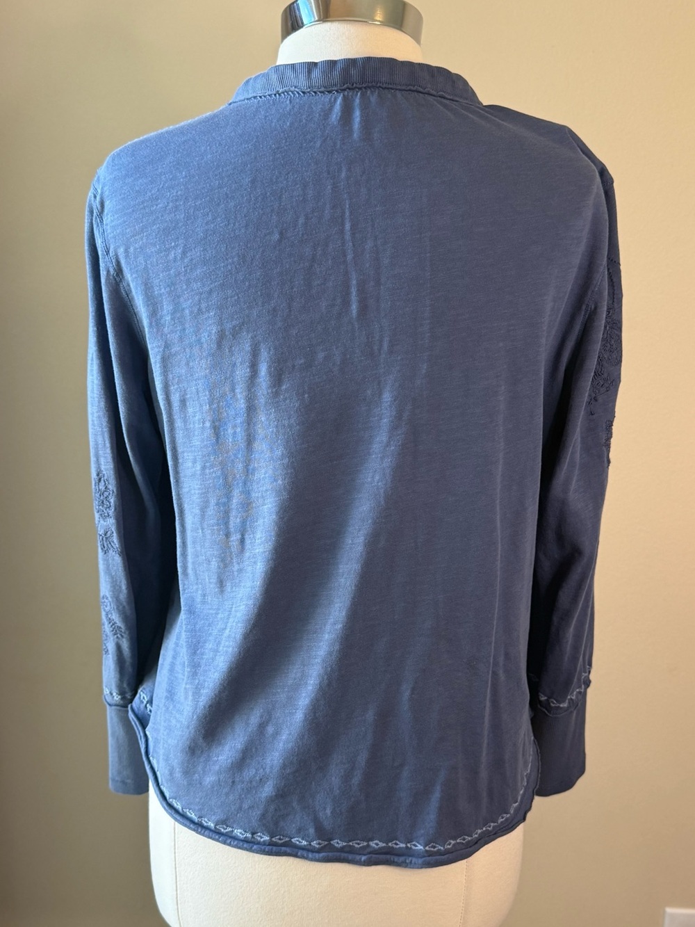 Sundance Blue Floral Embroidered Long Sleeve Henley Size Large - Picture 6 of 10